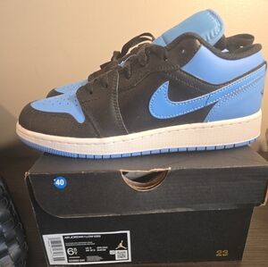 NWT Nike Air Jordan 1 Low — Black  University Blue Youth 6.5/Women 8  553560 041